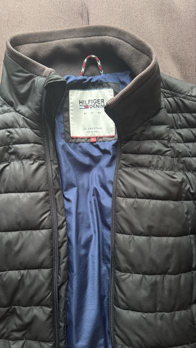Продам куртку Tommy Hilfiger в доброму стані.