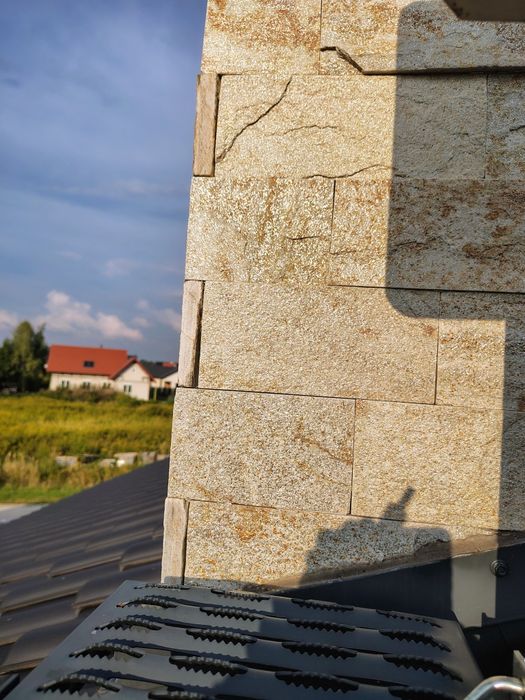 Kamień elewacyjny cięty gnejs złoty.