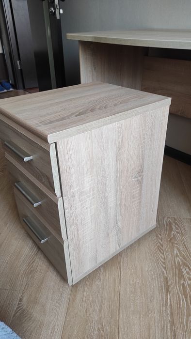 Письмовий стіл комп'ютерний