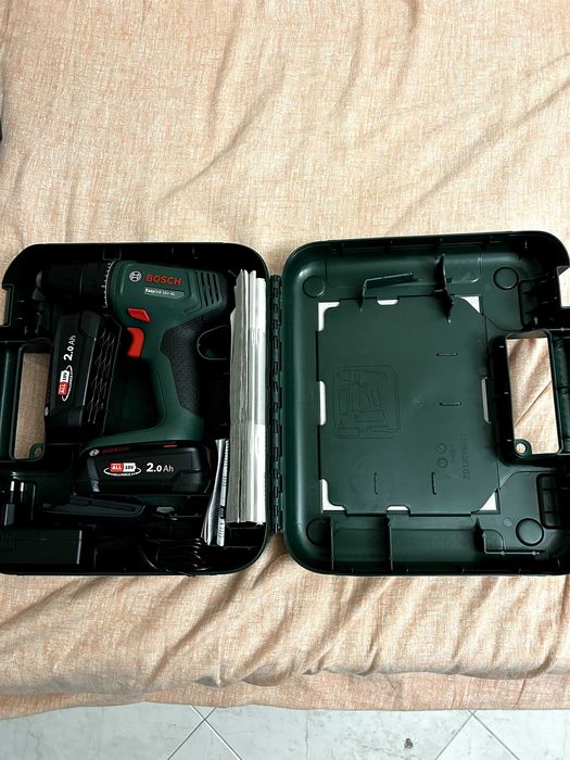 Parafusadeira Bosch Easy Drill 18V-40 + Maleta Bosch (83 peças)
