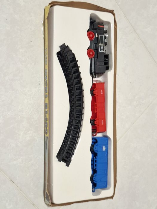 Comboio eléctrico de brinquedo com locomotiva e dois vagões