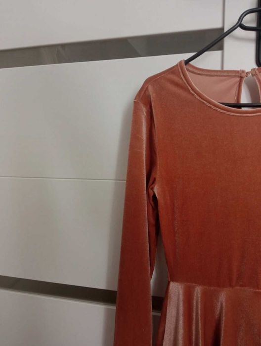 Różowa elegancka sukienka