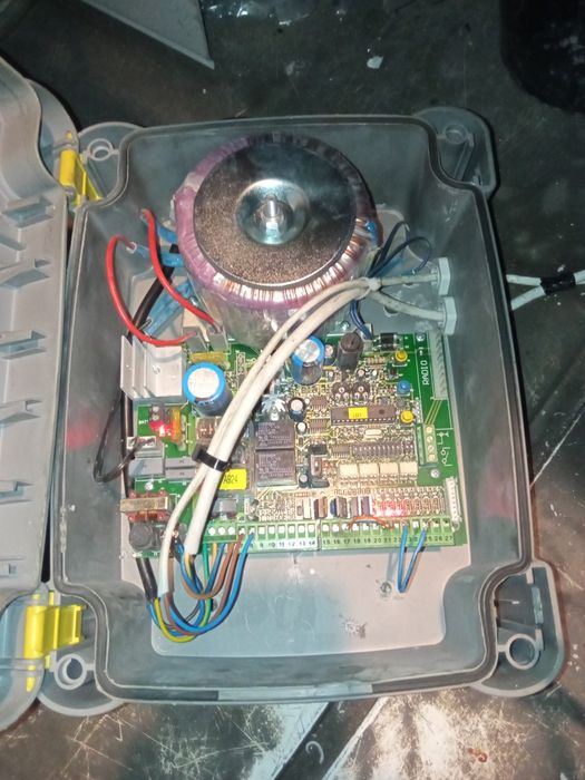 Automat nice 230 v do bramy garażowej segmentowej