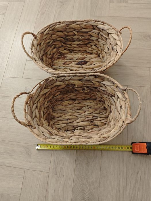 Zestaw 2 owalnych plecionych koszyków.