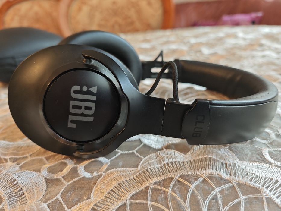 Наушники jbl club 950nc

В комплекте наушники, чехол, гарнитура, кабел