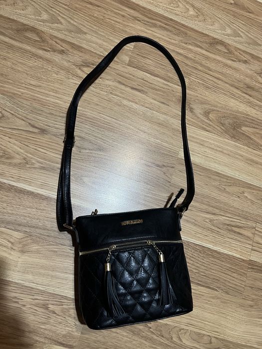 Czarna torebka długi regulowany pasek rozmiar średni