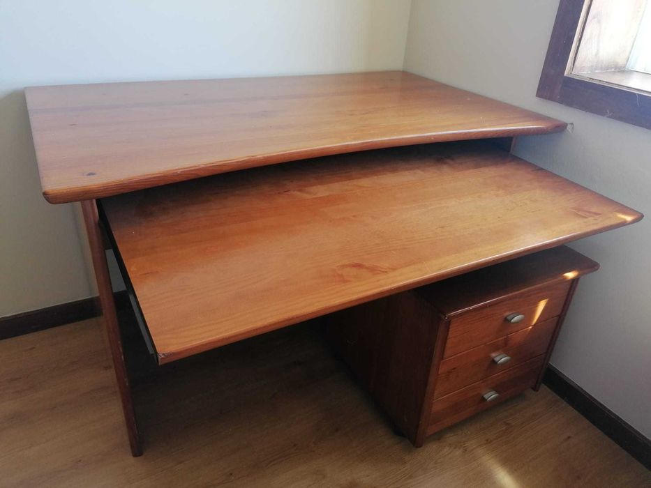 Secretária e módulo de gavetas em cerejeira