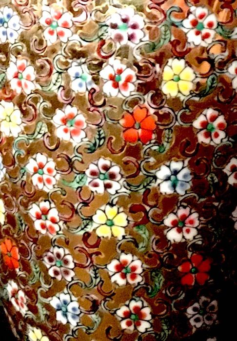 PORCELANA CHINESA - anos 50 - fundo a ouro - pintada à mão - 26 cm/s