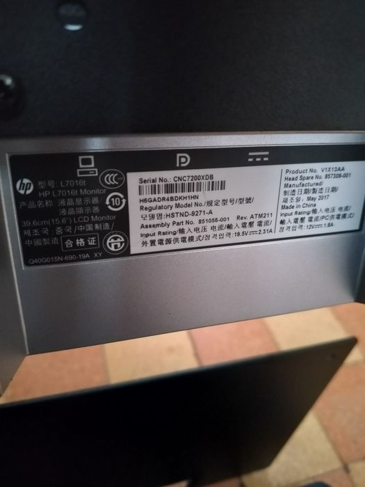 Прикасова стійка з сенсорними моніторами HP
Торгова стійка для POS-тер