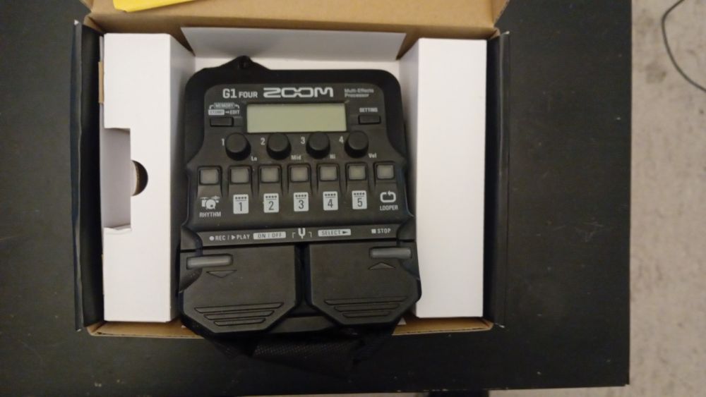 Pedaleira multifunções Zoom G1 four