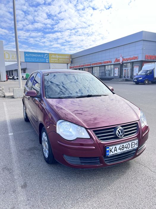 Продам Фольцваген Поло 2007року. с надійною 6 ступеневою АКПП
Авто у гарному технічному стані, економна, для міста дуже маневрена та практична, та на трасі іде дуже добре та впевнено. Пічка працює, кондиціонер також працює. Двигун працює добре,масло не бере зовсім,
було замінені: мастило ( comma), фільтри, ремені грм, роліки, помпа, термостат в сборі, свічки запалення. 2 ключі.Офіційна, куплена в салоні, сервісна книжка . Заправляли лише на АЗС wog 95. Їздила дівчина. Більше інформації за
телефоном. Цей автомобіль підійде як новачку  перший автомобіль так і вже с досвідом водію.Площадкам прохання не турбувати! Адекватний торг для
реального клієнта. Продаж від власниці, та переоформлення в сервісному центрі, а бо через застосунок ДІЯ.
