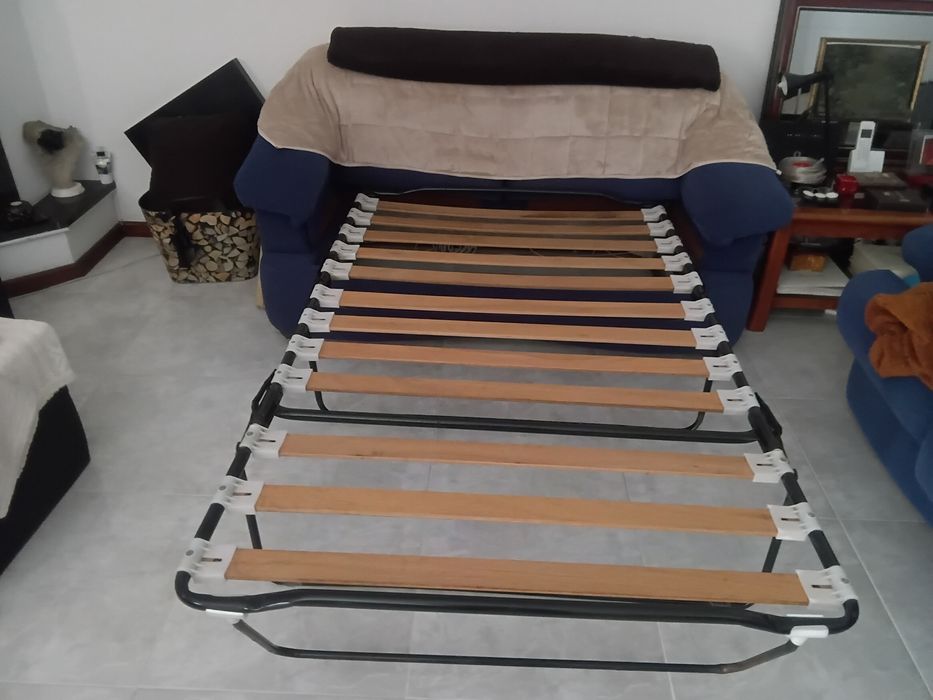 SOFÁS DE 2 E DE 3 Lugares  Com Boa Extrutura e Bem  Conservados.