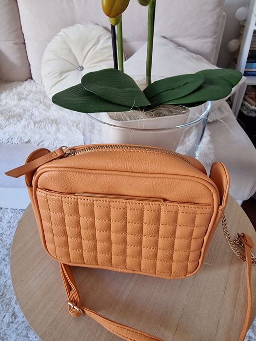 Musztardowa torba na ramię.