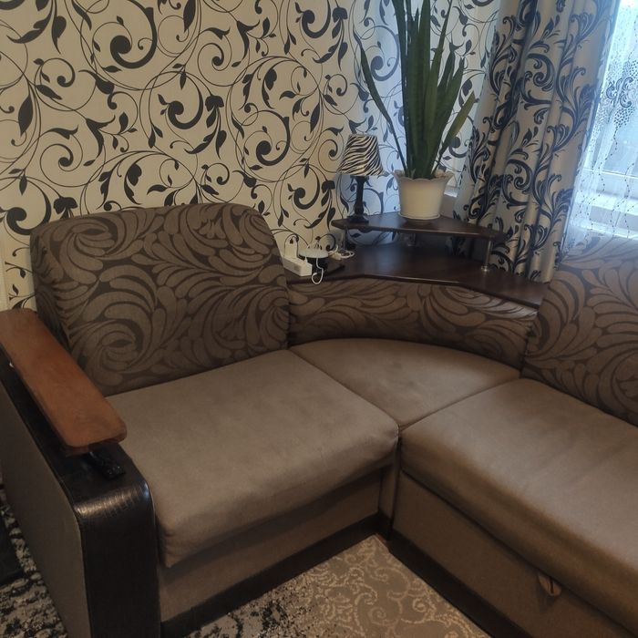 Продам угловой диван в нормальном состоянии.