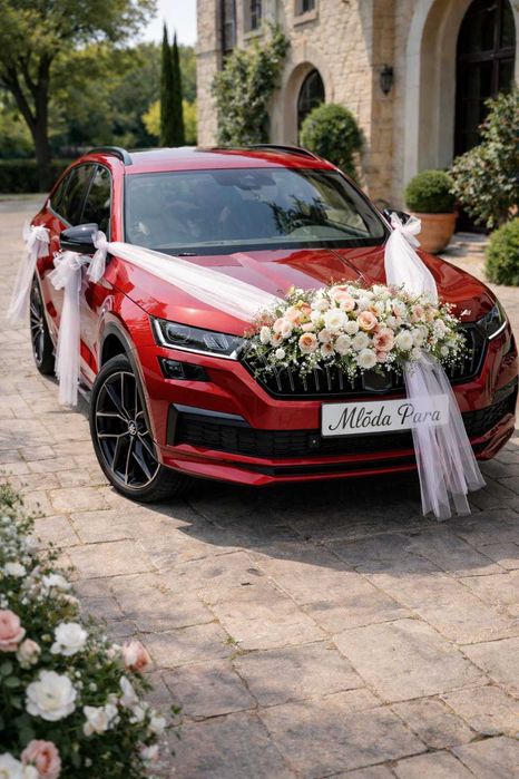 Auto do ślubu samochód ślubny młoda para nowożeńcy