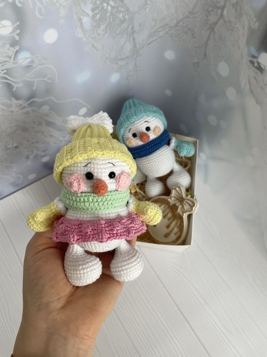 Сніговик вʼязаний гачком. В наявності хлопчик і дівчинка