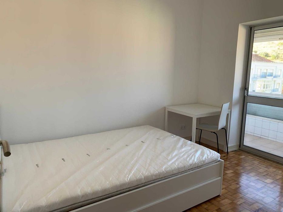Quarto suíte com varanda metro Olivais Basto