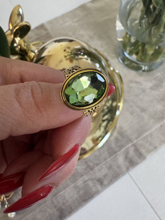 Pierścionek vintage z seledynowym kamieniem 19