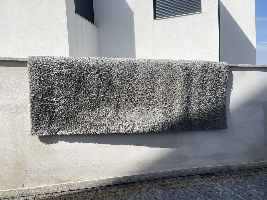 Carpete cinza em bom estado