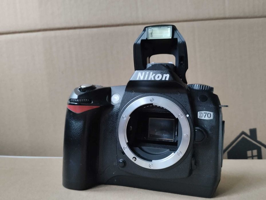 Nikon D70 with fewer than 14,000 shutter actuations64738499809155123