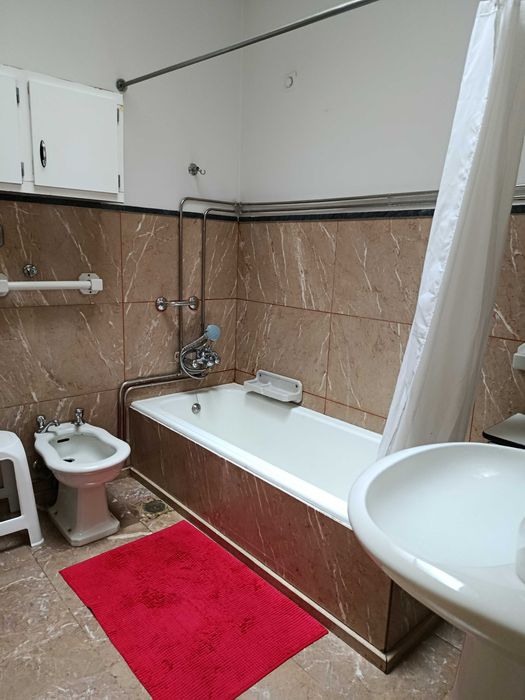Alugo quarto individual a estudante