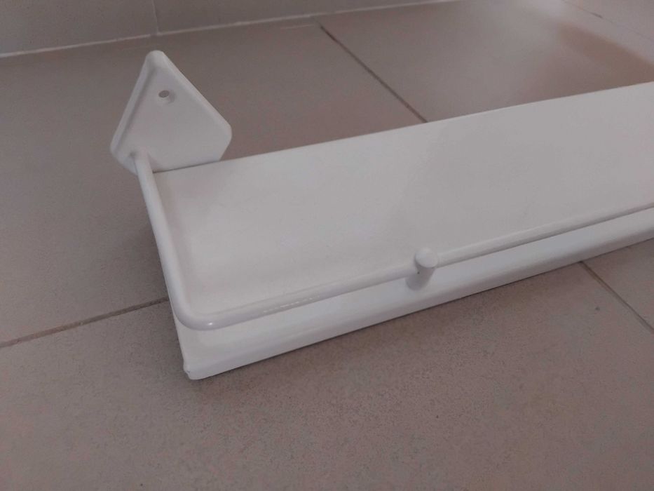 Prateleira metálica em branco