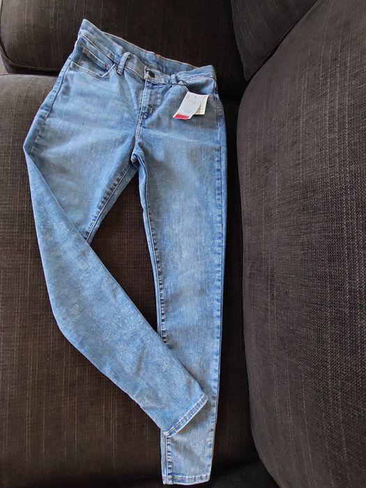 Продам джинсы Levi's