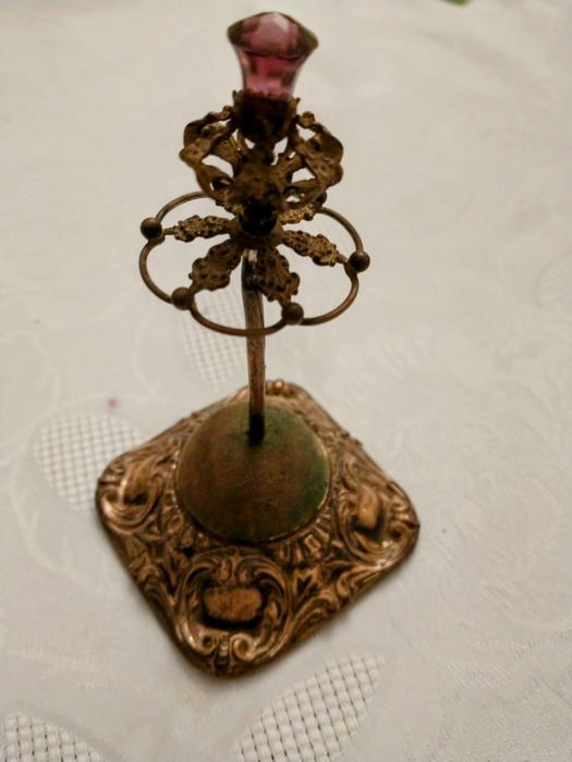 Zabytkowy stojak na szcztućce