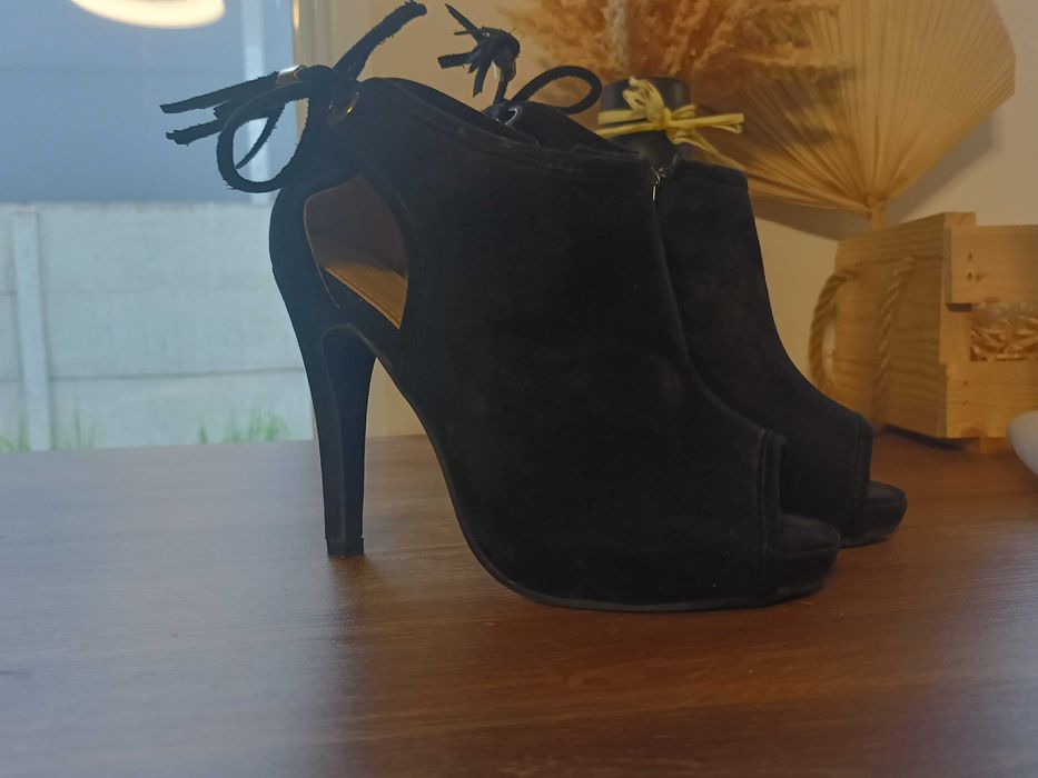 Buty czarne na obcasie 36/37