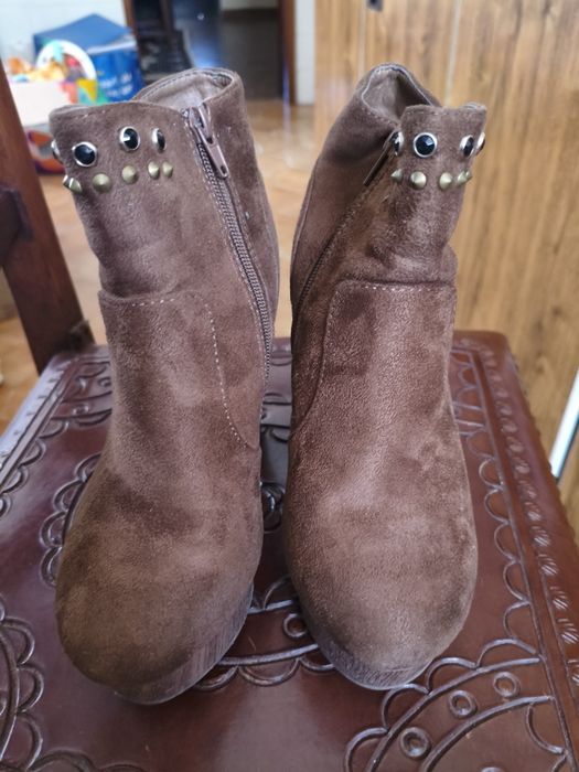 Botas de salto alto em camurça