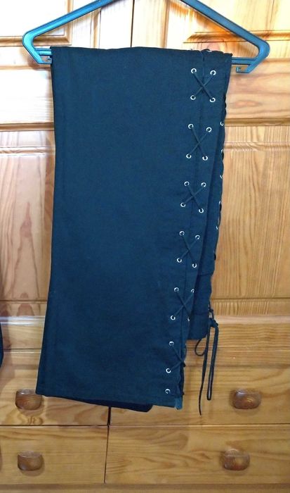 Calça preta de sarja com atilhos - estilo medieval