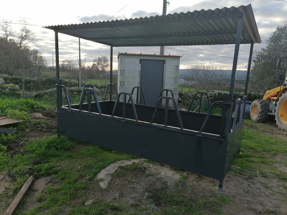 Comedouro para bovinos ou cavalos