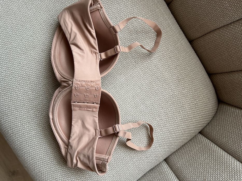 Beżowy kremowy cielisty biustonosz stanik 85B bez ramiączek braletka