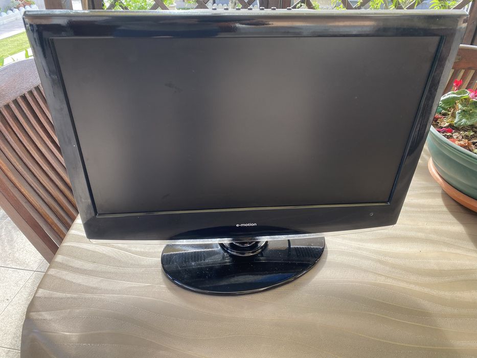 Televisao de 22” com suporte de parede