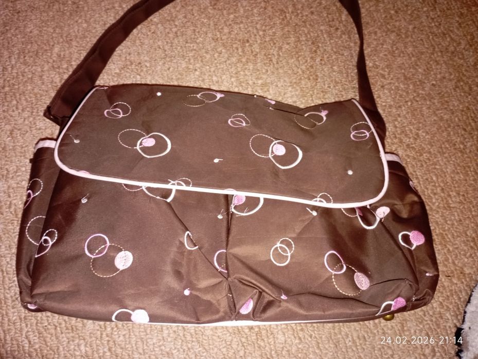 Продається сумка для дитячого візка з великою кількістю кишень.