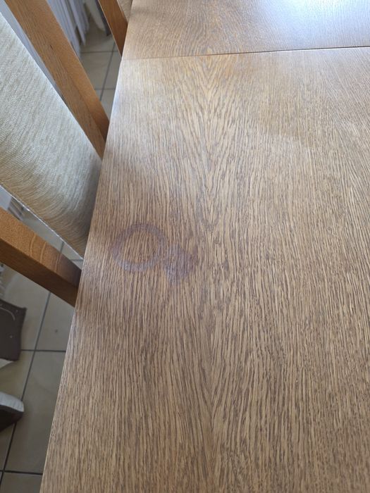 Duży drewniany stół i 12 krzeseł