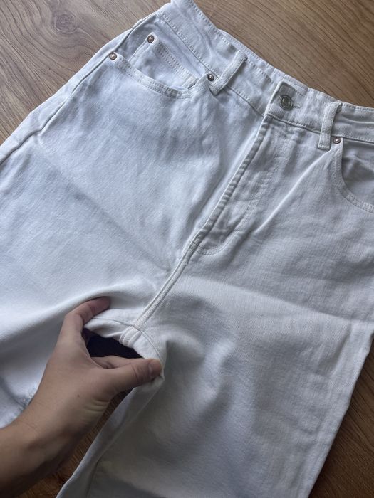 Білі стрейчеві джинси на високій посадці