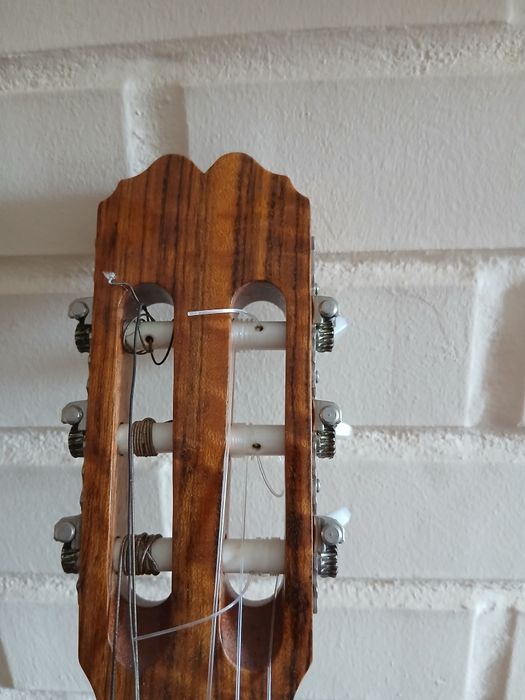 Продам классическую шестиструнную гитару.