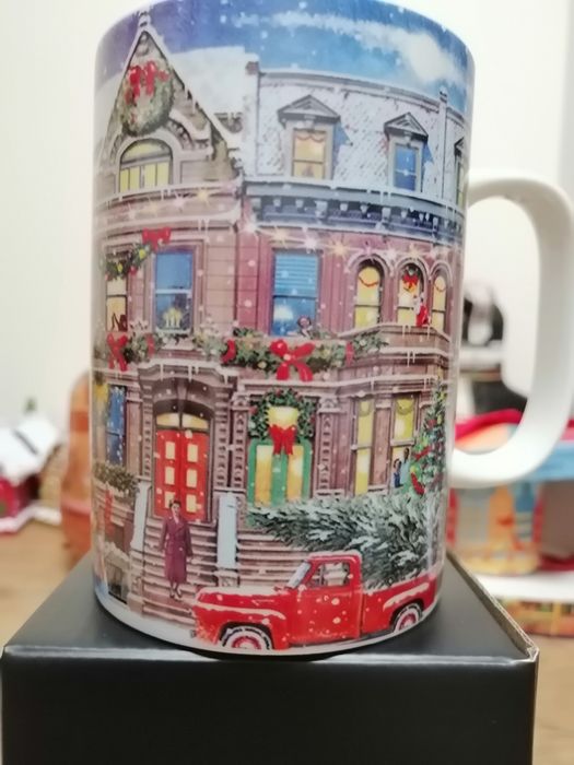 Kubek nowy z motywem świątecznym