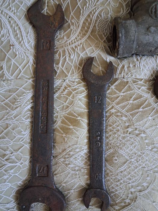 Stare klucze, narzędzia, wykopki