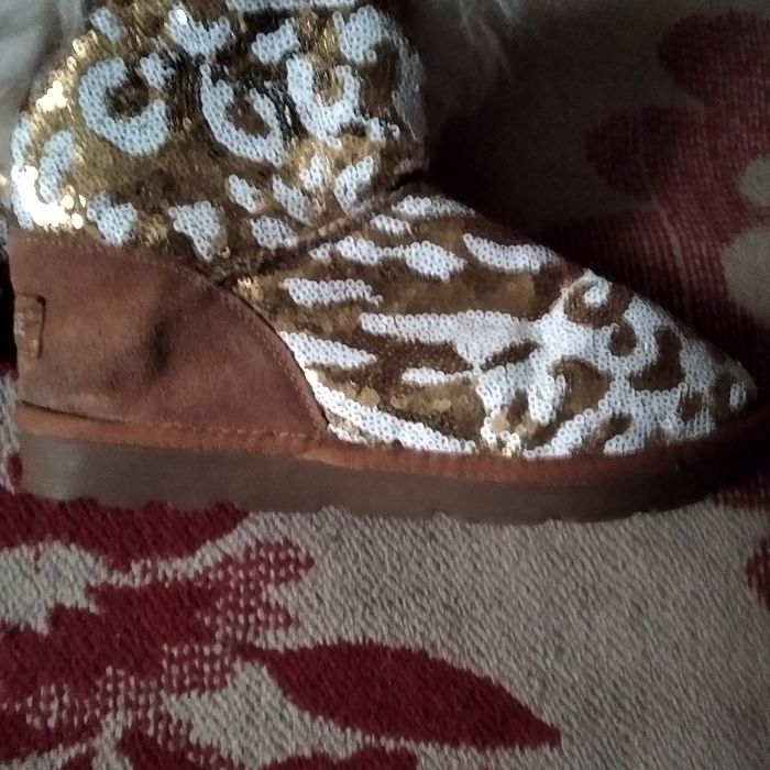 Продам новые пальтокофейное и белое за 300 грв одно 46 48 размер новы