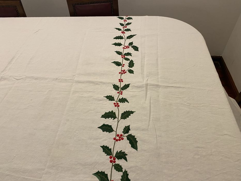 Toalha em linho com bordados de motivos natalicios