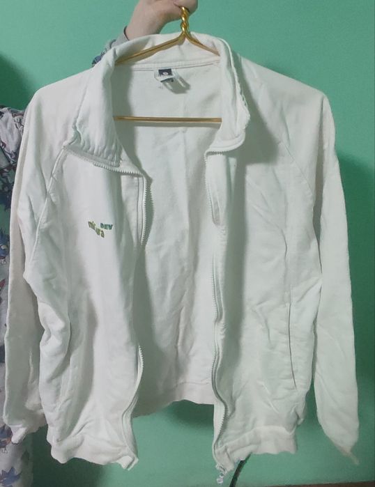 Біла кофта на замку