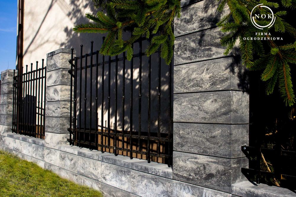 Ogrodzenie z bloczków oraz fundamenty, Niepołomice