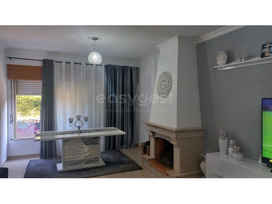 Apartamento T3 com Arrecadação e Lugar de Garagem em Santarém.