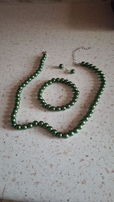 Zestaw biżuterii perłowy.