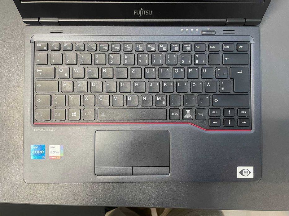 Ультралегкий 0.9кг! Fujitsu U7311 / i5-1135G7 / 8GB / IPS / LTE