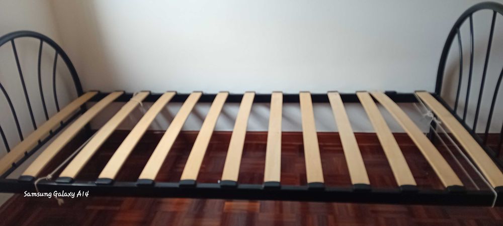Cama e colchão solteiro
