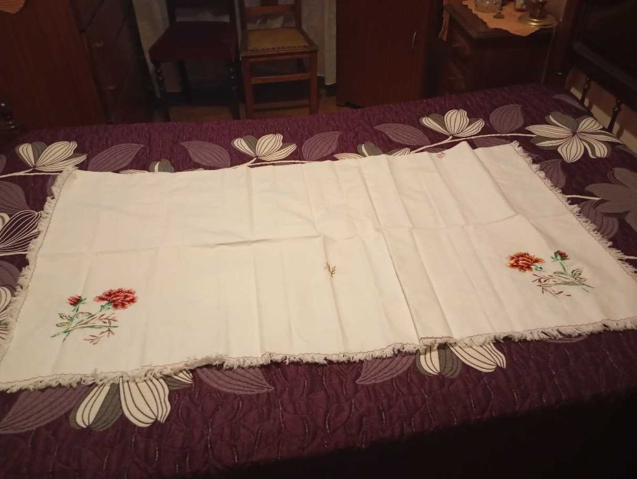 Linda Toalha de Mesa Bordada com 6 guardanapos