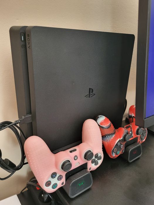 Playstation 4 Slim (1TB) + 2 pady